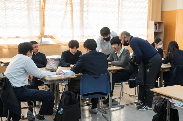 Schülerinnen und Schüler bei der Gruppenarbeit im Klassenzimmer in Japan