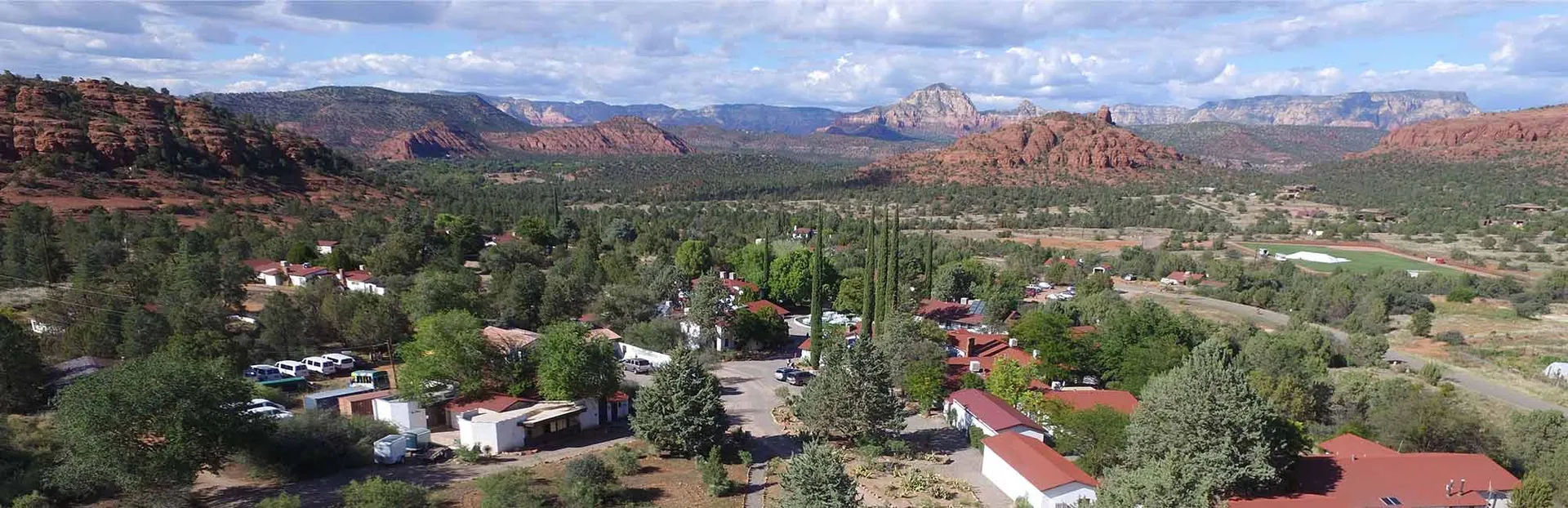 Il paesaggio pittoresco con rocce rosse e boschi verdi vicino alla Verde Valley School sotto un cielo blu.