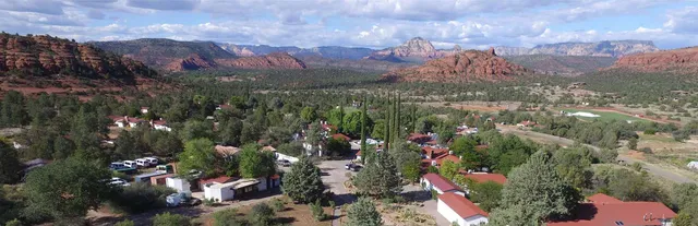 Il paesaggio pittoresco con rocce rosse e boschi verdi vicino alla Verde Valley School sotto un cielo blu.