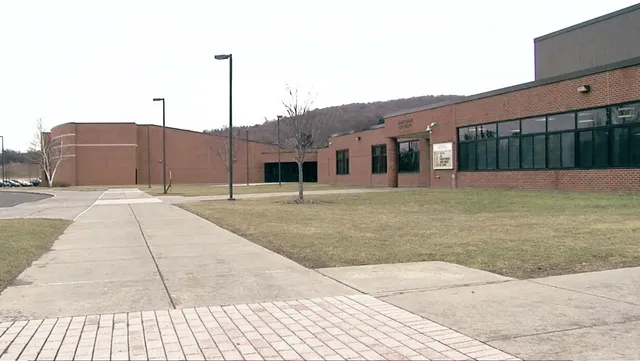 Das Backsteingebäude mit großen Fenstern und umliegendem Weg der Fabius Pompey High School.