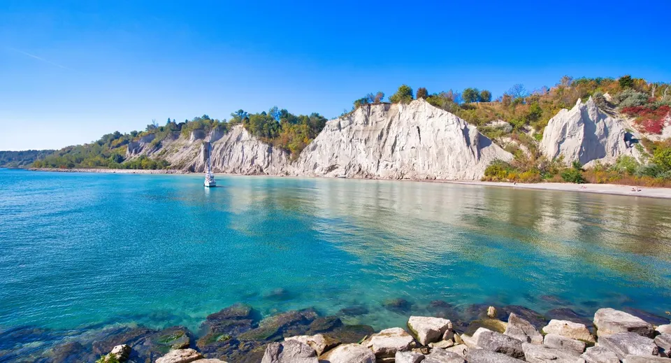 Il paesaggio costiero naturale con scogliere bianche e acqua turchese nei dintorni della Westview Freedom Academy.