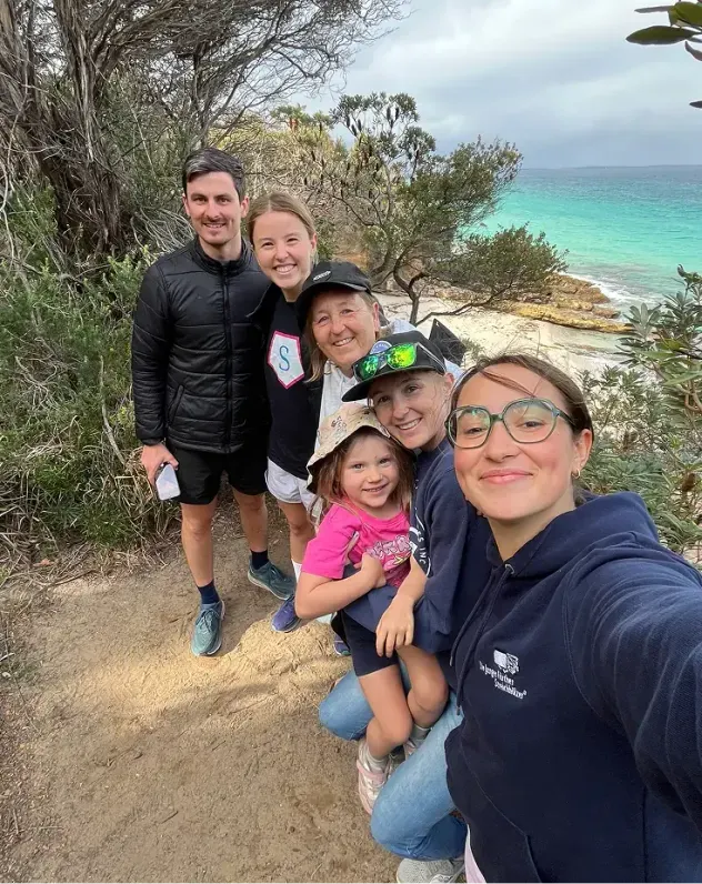 Foto de grupo con la familia anfitriona en Australia