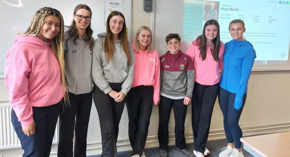 Un gruppo di studentesse si trova insieme nel corridoio della Sacred Heart Secondary School a Tullamore.
