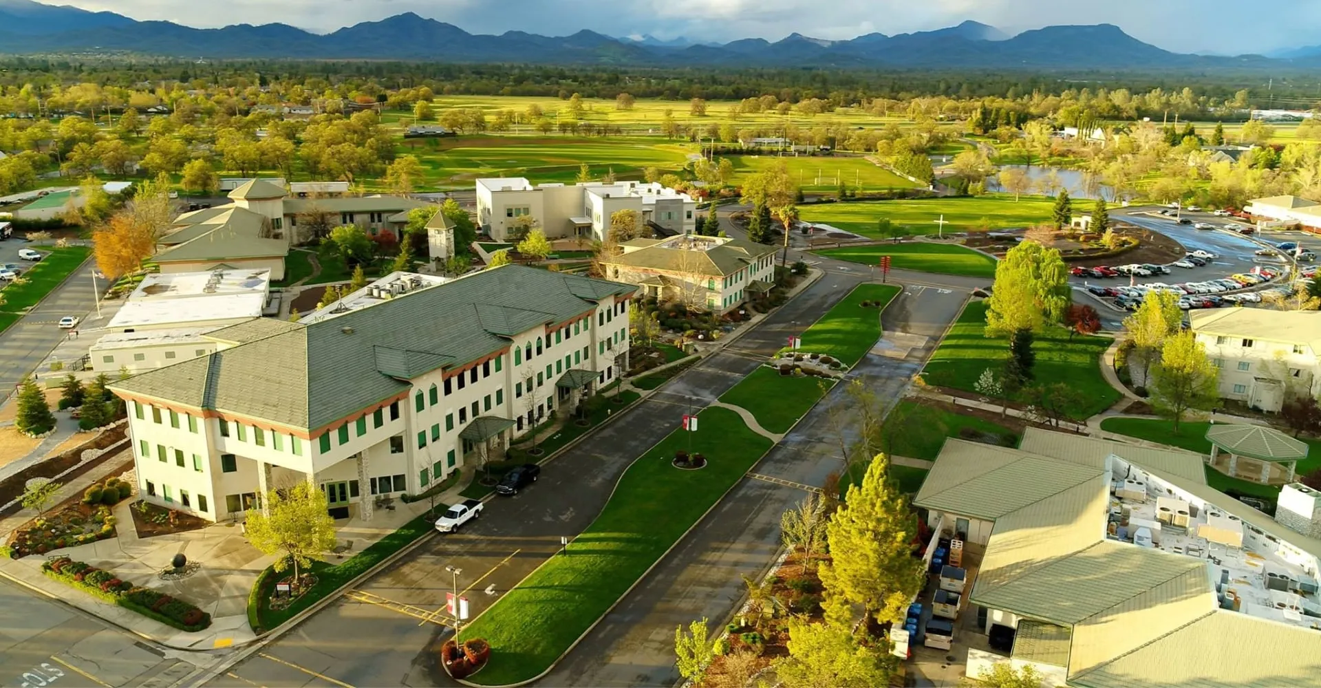 Un paesaggio pittoresco con montagne sullo sfondo nelle vicinanze della Simpson University.