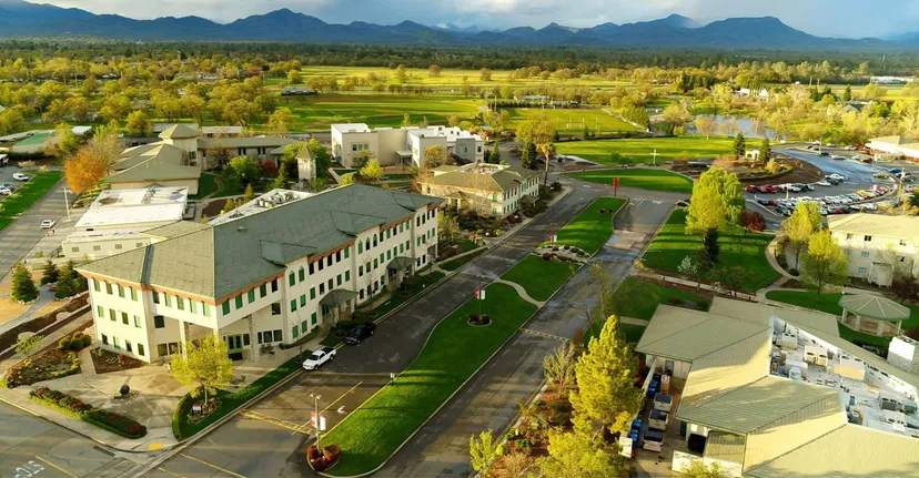 Un paesaggio pittoresco con montagne sullo sfondo nelle vicinanze della Simpson University.