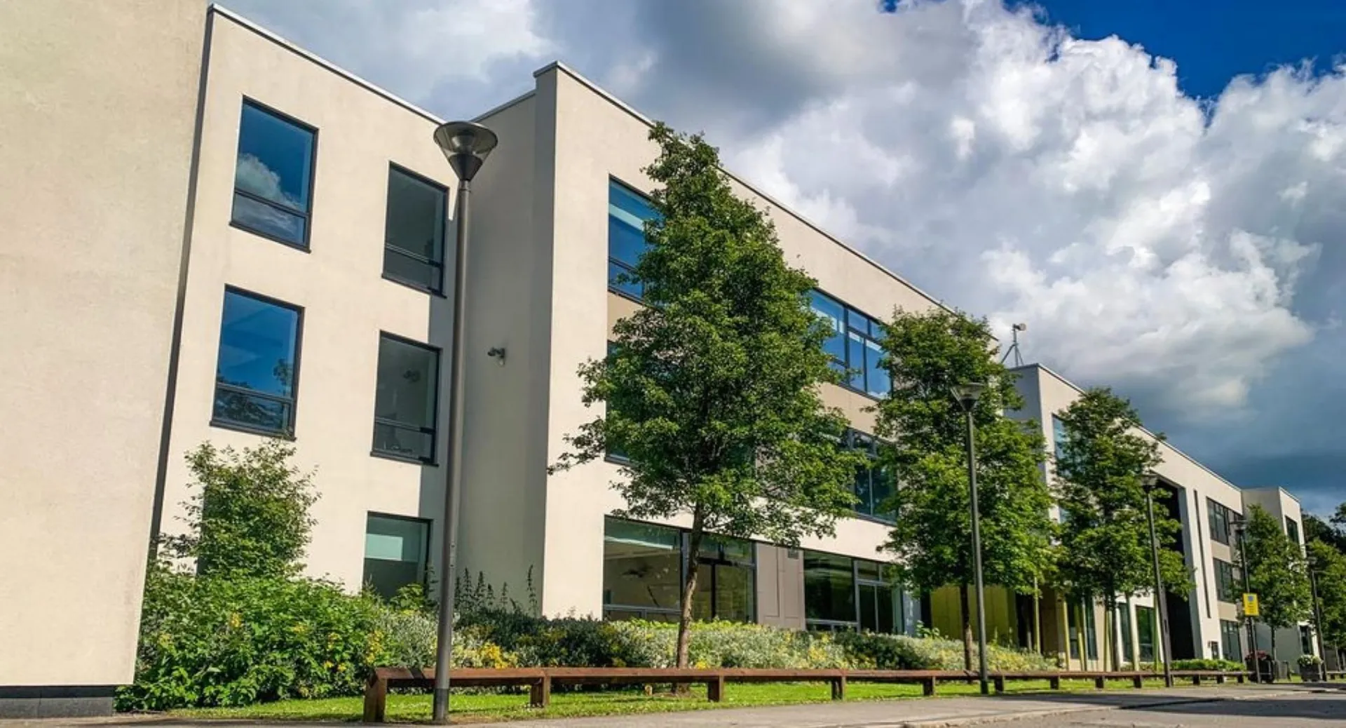 L'edificio moderno a più piani con ampie finestre del Coláiste Choilm è circondato da aree verdi.