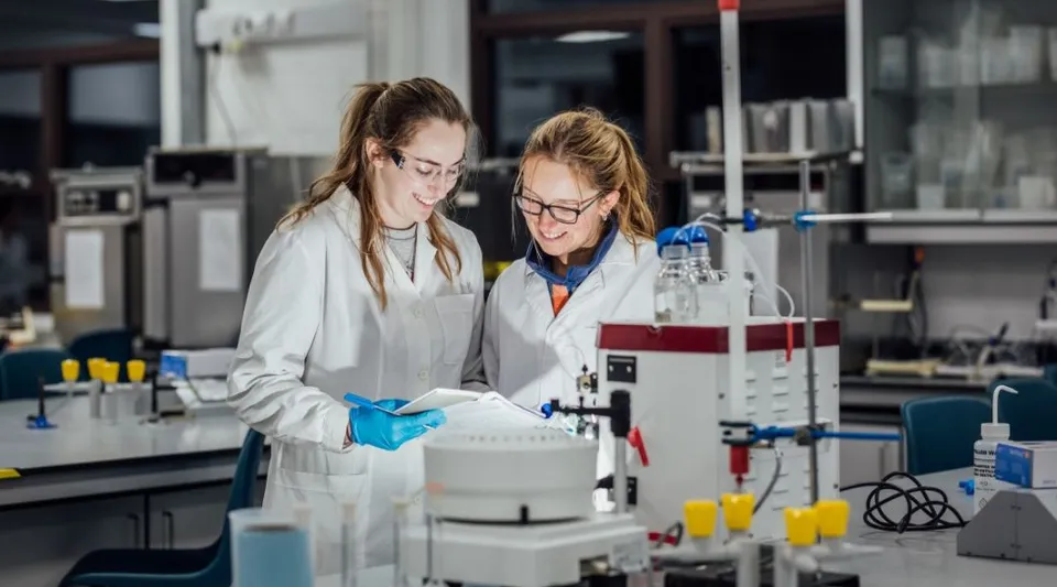 Due studentesse della University of Limerick lavorano insieme a un esperimento in un laboratorio scientifico.