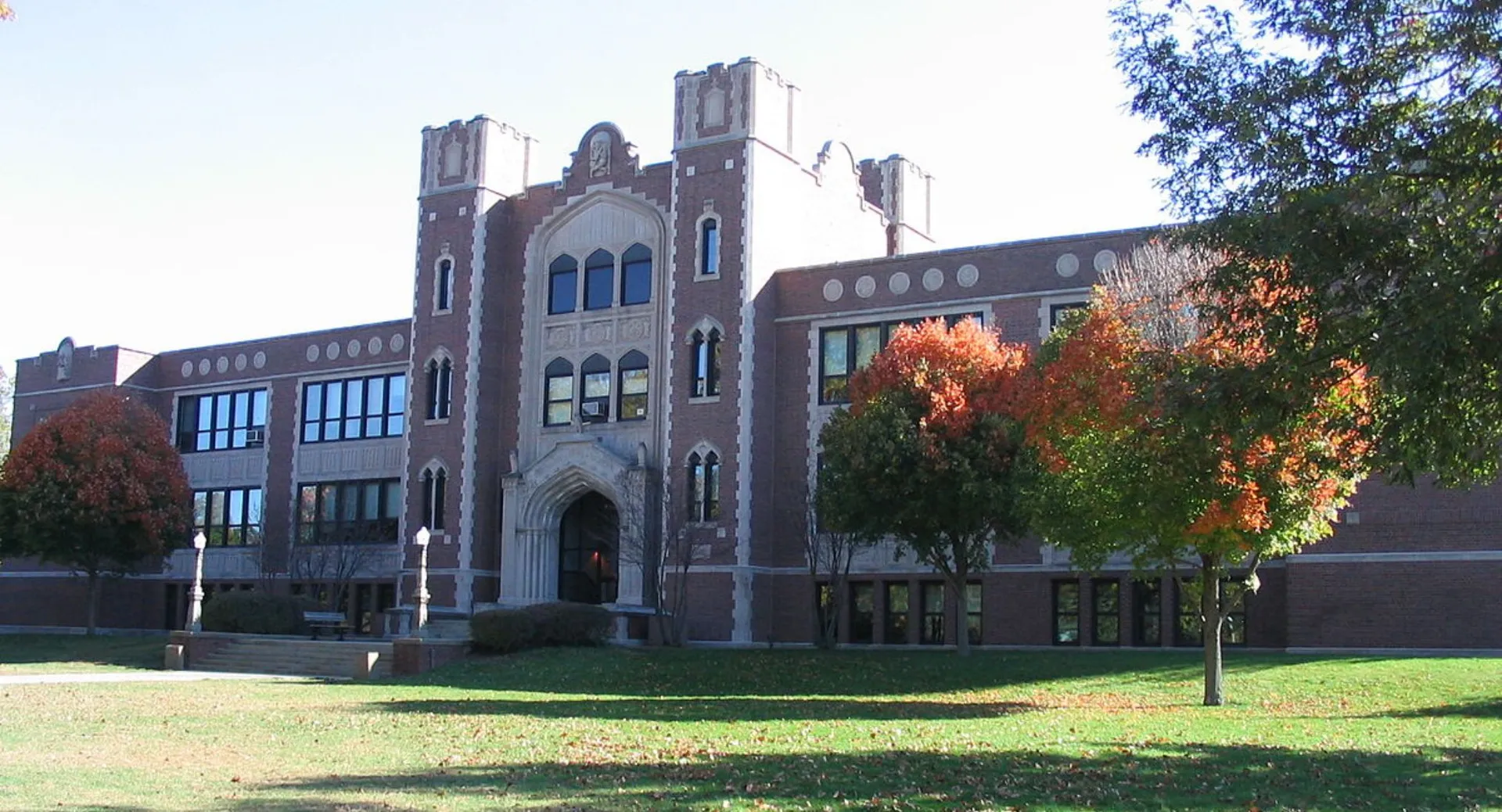Il grande edificio in mattoni della Rockford Lutheran School con torri e alberi autunnali.
