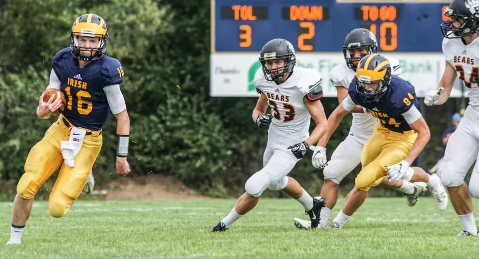 Studenti della Rosemount High School giocano una partita di calcio sul campo sportivo con il punteggio attuale sul tabellone.