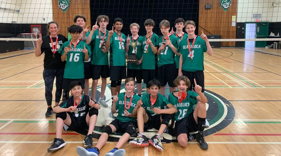 Un gruppo di giovani atlete in maglia verde sul campo da basket della Thomas A. Blakelock High School.