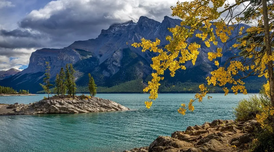 Un lago tranquillo con montagne e un paesaggio autunnale vicino alla Burlington Central High School.