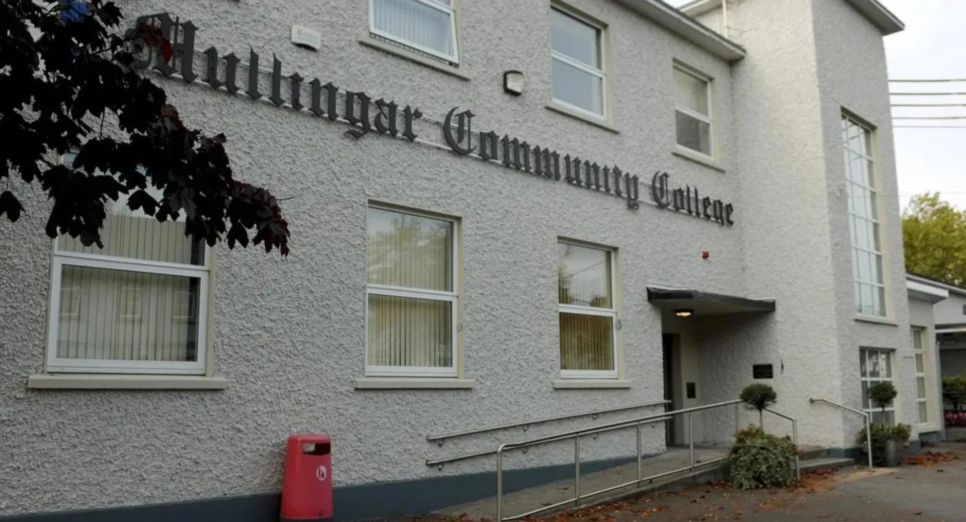 L'edificio grigio a più piani del Mullingar Community College mostra chiaramente la scritta sulla facciata.