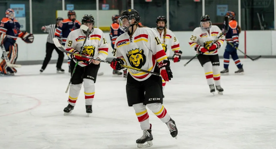 Studenti della Osgoode Township High School giocano una partita di hockey sulla pista da ghiaccio davanti al pubblico.