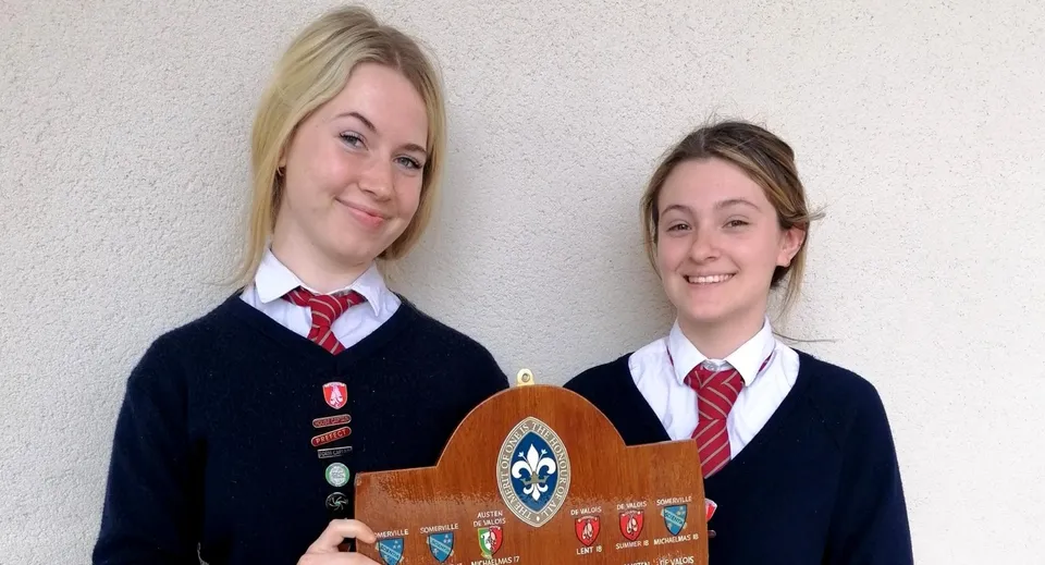 Due studentesse sorridono davanti a una parete bianca al Bantry Community College.