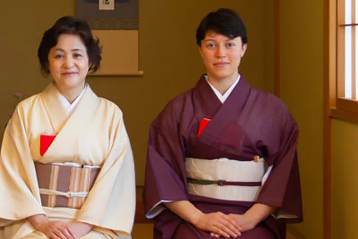 Japanisches Wohnzimmer mit niedrigem Tisch und Tatami-Boden