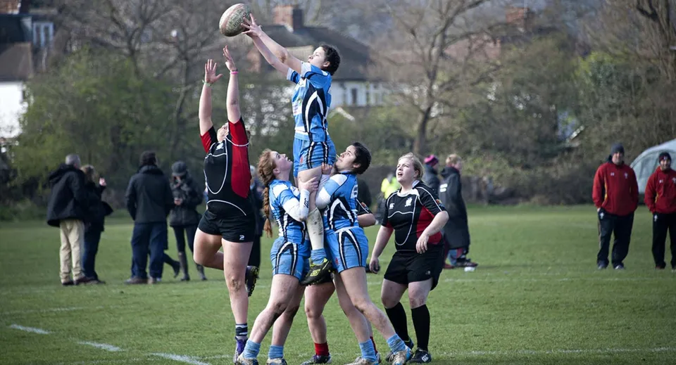 Un gruppo di studenti gioca a rugby sul campo del Llandovery College davanti al pubblico.