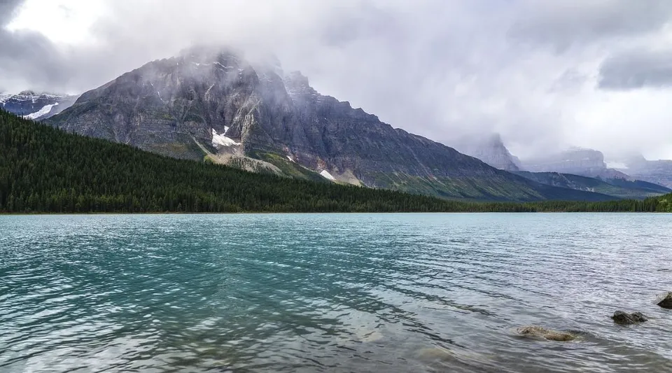 Un tranquillo lago di montagna con montagne innevate nelle vicinanze della Bishop McNally High School.