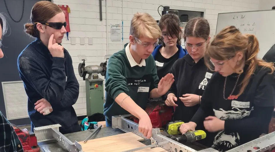 Studenti della Kalamunda Senior High School esaminano insieme uno strumento in laboratorio.
