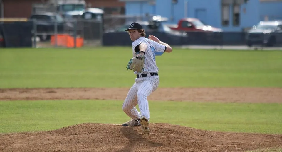 Un giocatore di baseball si prepara sul pitcher's mound nello stadio del Virginia Beach City Public School District per un lancio.