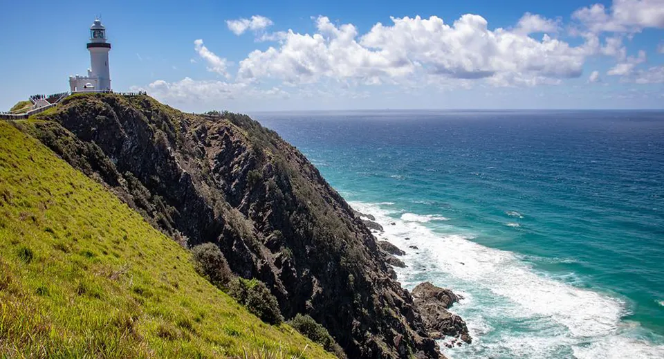 Un faro su una scogliera rocciosa di fronte al mare nel terreno del Redlynch State College.