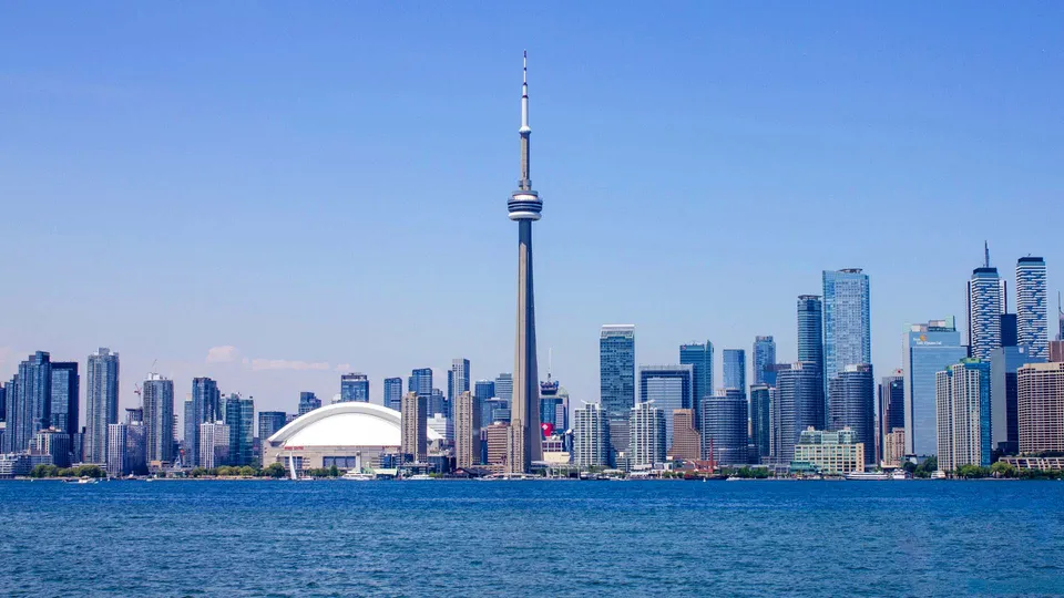 Lo skyline di Toronto, sede della Central Technical School, con la CN Tower e i grattacieli lungo l'acqua.