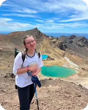 Carla in escursione davanti ai laghi verde smeraldo di un vulcano in Nuova Zelanda.