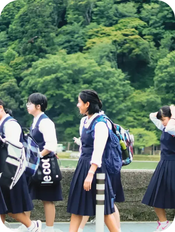 Schülerinnen in Uniform auf dem Weg zur Schule in Japan