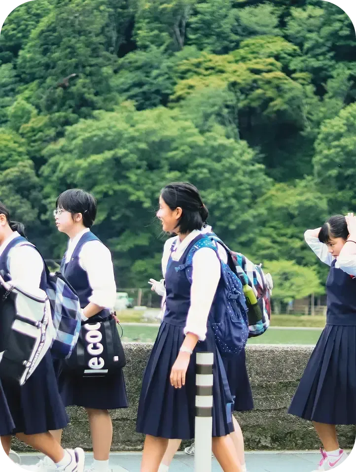 Schülerinnen in Uniform auf dem Weg zur Schule in Japan