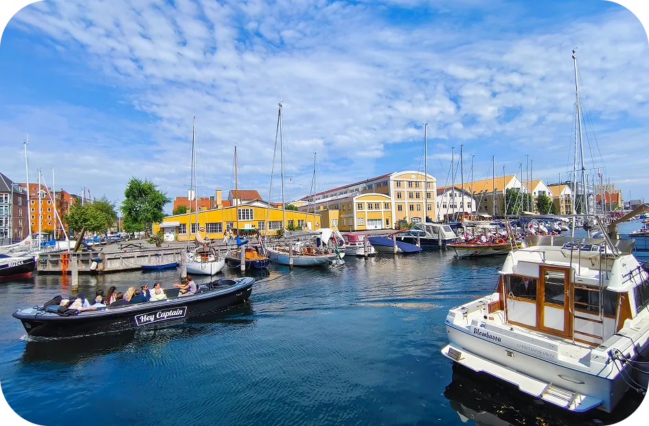 Boote und bunte Hafenhäuser am Nyhavn in Kopenhagen