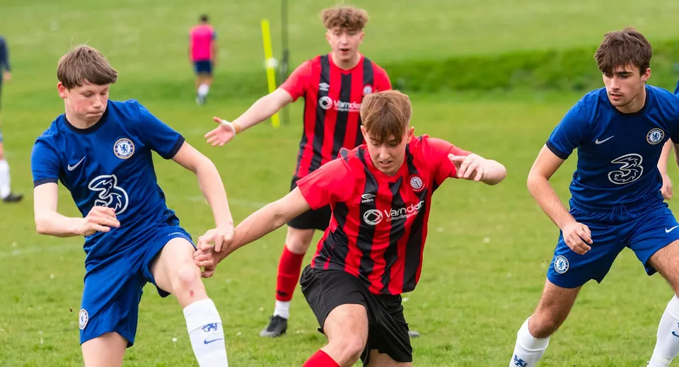 Studenti del Varndean College giocano una partita di calcio sul campo sportivo.