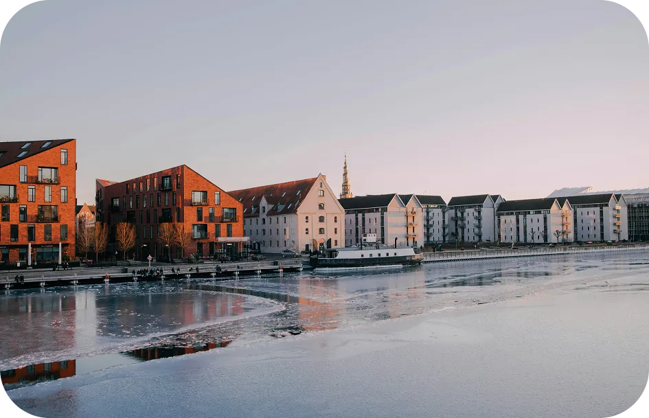 Alte Speicherhäuser am Wasser in der Abenddämmerung