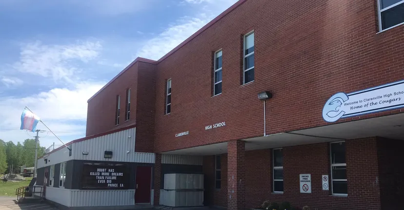 L'edificio in mattoni con il cartello Community Health Center si trova vicino alla Clarenville High School.