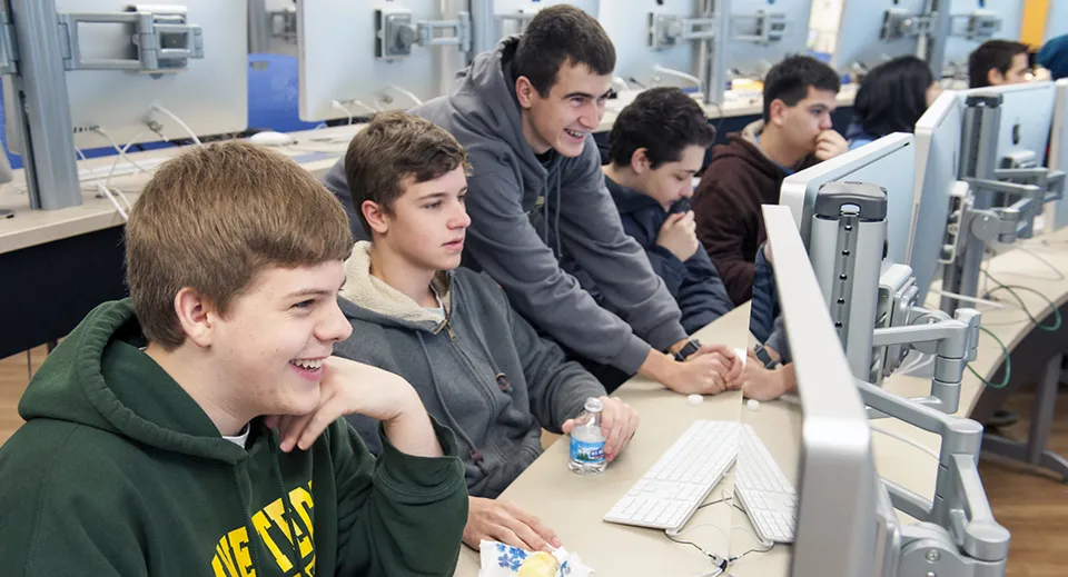 Studenti della St. Peter’s High School lavorano insieme ai computer nell'aula d'informatica.