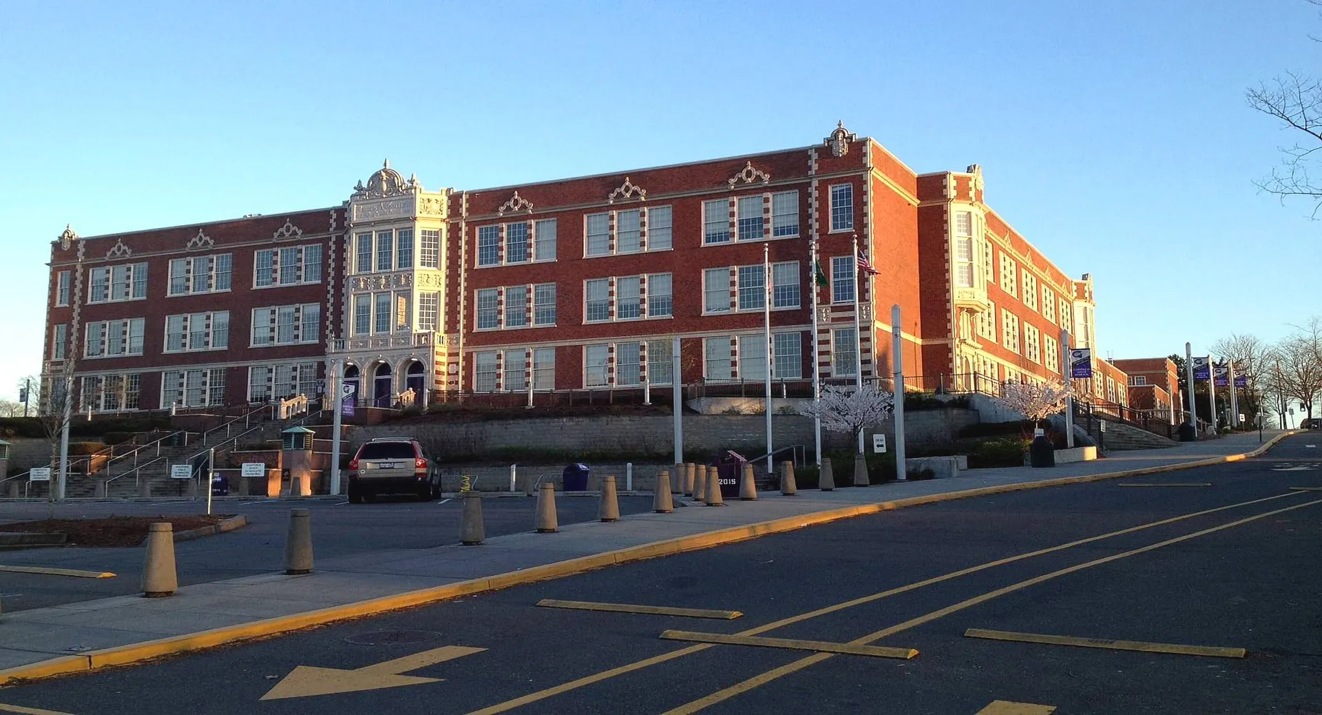 L'edificio in mattoni a più piani con dettagli architettonici decorativi appartiene alle Seattle Public Schools.
