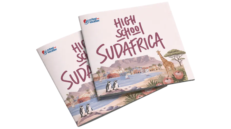Copertina della brochure «High School Sudafrica» illustrata con Table Mountain, pinguini e una giraffa