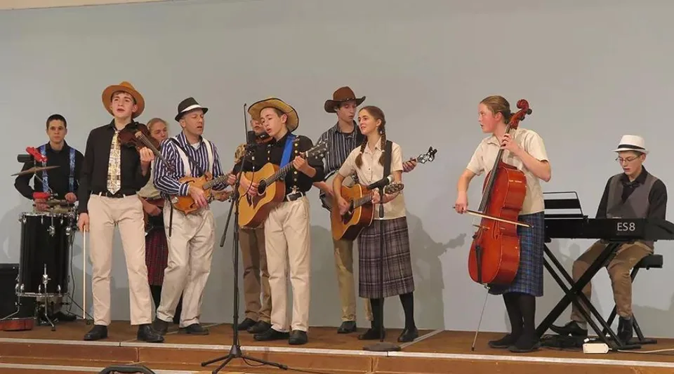 Un gruppo musicale della Beech Grove School si esibisce su un palco con una scenografia essenziale.