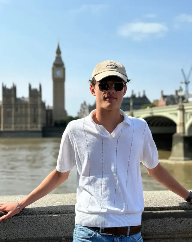 Studente appoggiato al parapetto sul Tamigi con il Big Ben e il Westminster Bridge alle spalle