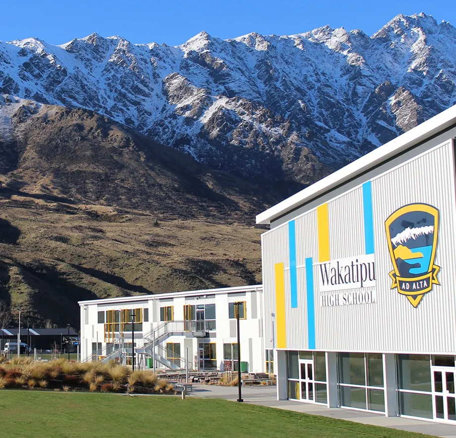 Edificio del instituto Wakatipu High School ante una cordillera nevada