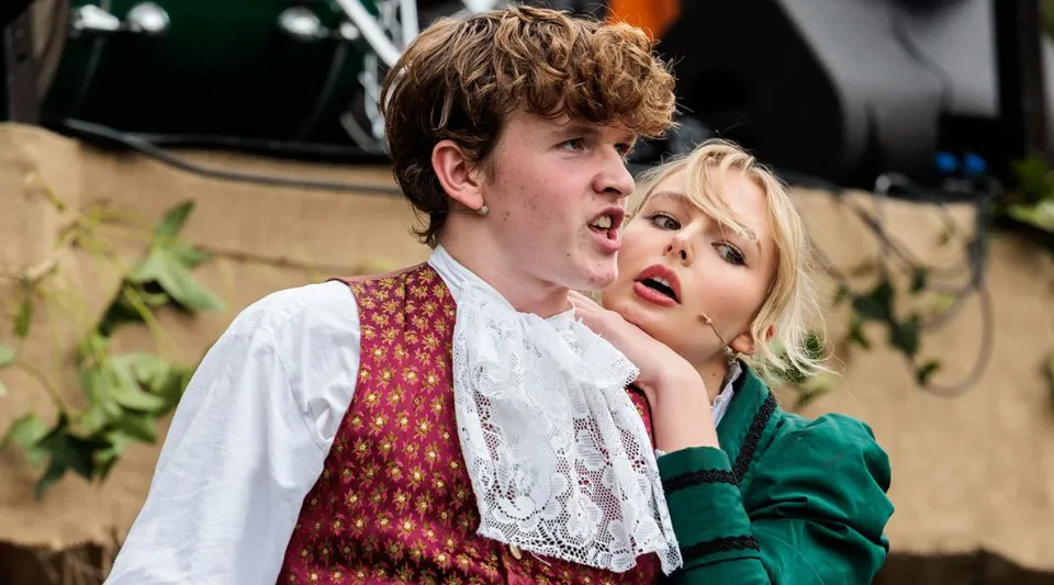 Due studenti della Tring Park School for the Performing Arts si abbracciano all'aperto con un gesto affettuoso.