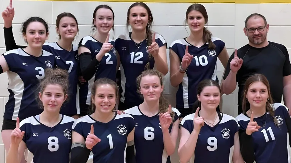 Un gruppo di pallavoliste sta insieme nell'area sportiva della École Sainte-Anne.