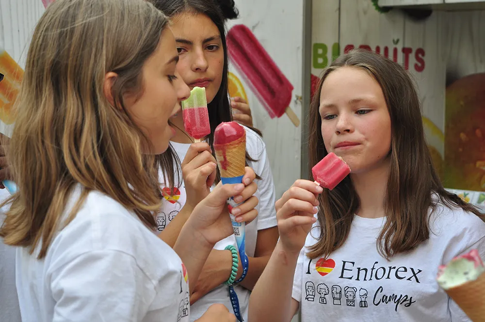 Zwei Schülerinnen des Camps essen Eis in Barcelona