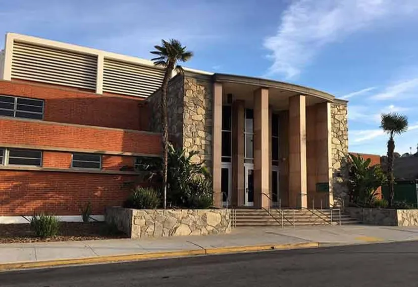 Il moderno edificio a più piani con facciata in pietra e grandi finestre si trova nel campus del Torrance Unified School District.