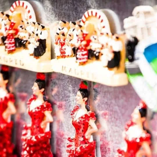 Imanes de recuerdo con figuras de bailaoras de flamenco vestidas de rojo y la palabra Madrid