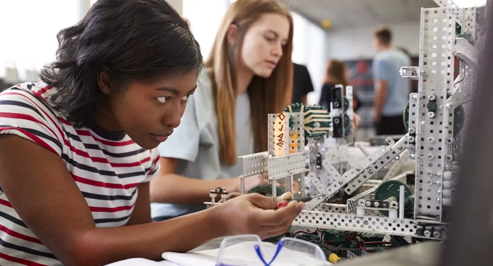 Due studentesse della Royal and Prior Comprehensive School lavorano concentrate con componenti elettronici in laboratorio.