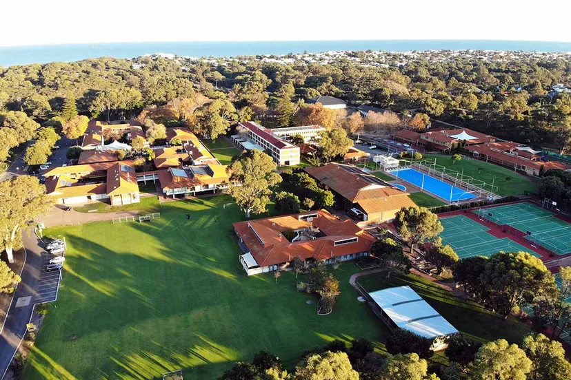 L'impianto ricreativo con campi da tennis e piscina sul terreno della St. Mary's Anglican Girls' School.