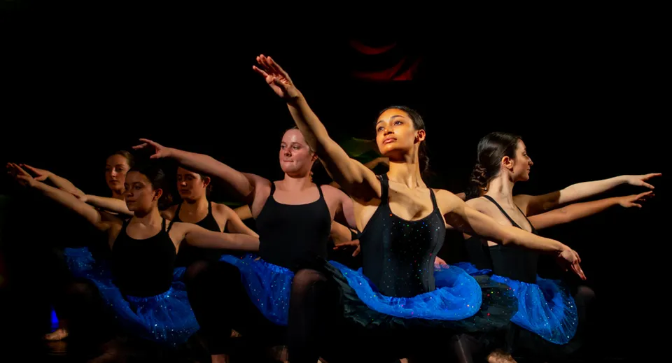 Un gruppo di ballerine si esibisce in uno spettacolo di danza sincronizzata sul palco di Reddam House Berkshire.