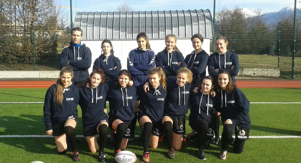 Un gruppo di studentesse gioca a calcio sul campo sportivo del Lycée Polyvalent Philippine Duschenes.