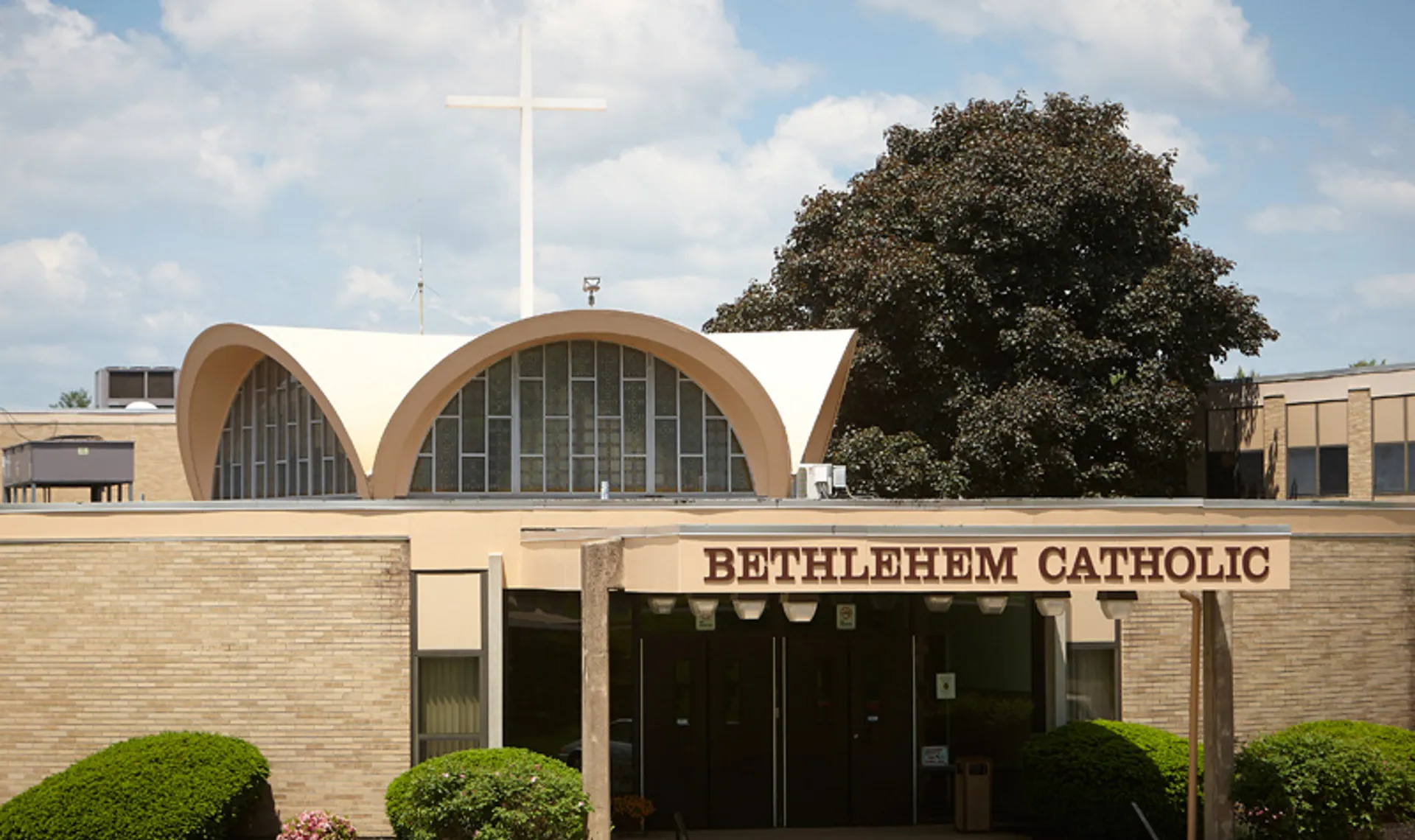 L'ingresso principale della Bethlehem Catholic School con la scritta dell'istituto e una grande croce sul tetto.
