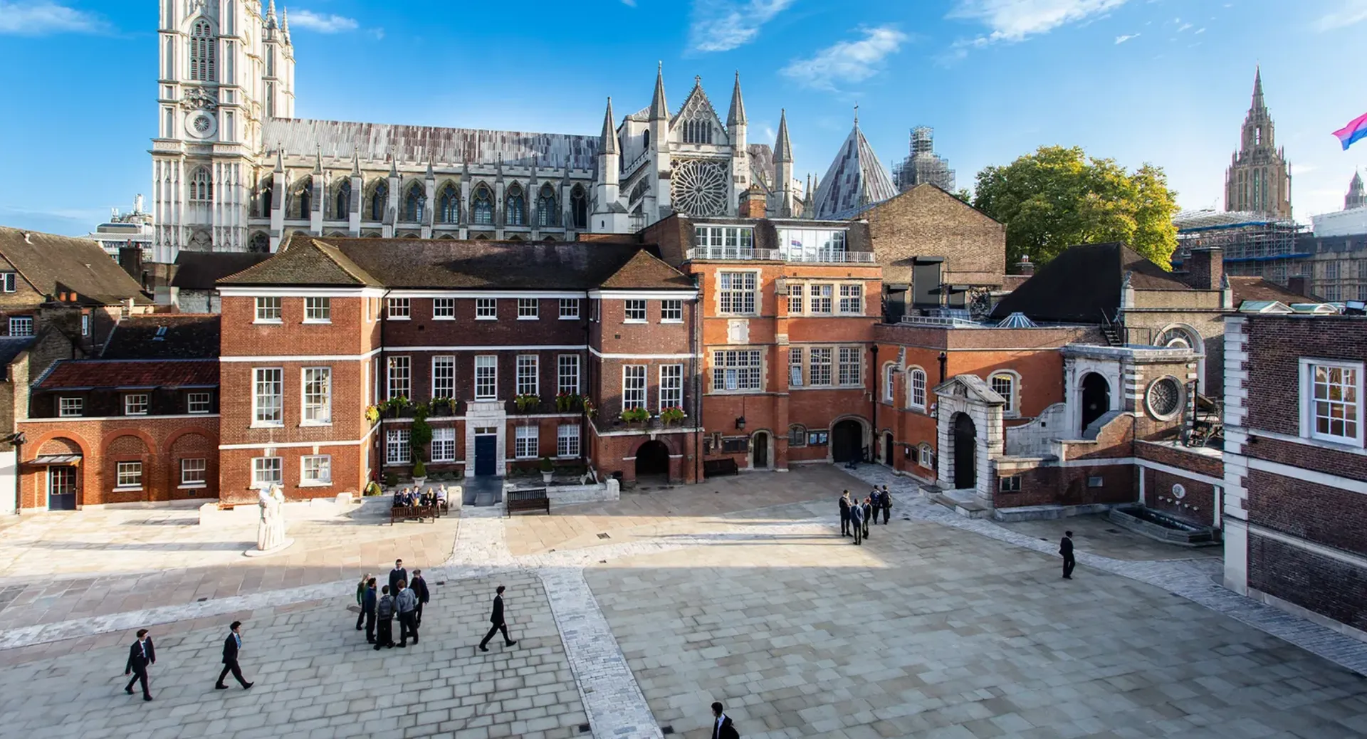Piazza storica della città con una grande cattedrale ed edifici in mattoni di fronte alla Westminster School.