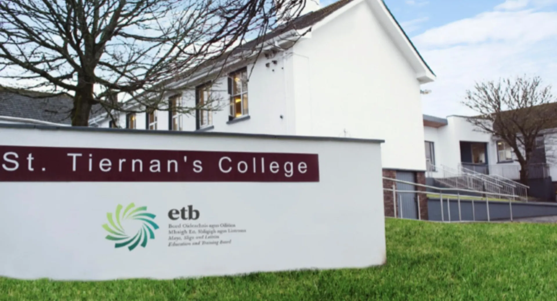 Si vede l'edificio del St. Tiernan's College con la facciata bianca e il logo dell'Education and Training Board.
